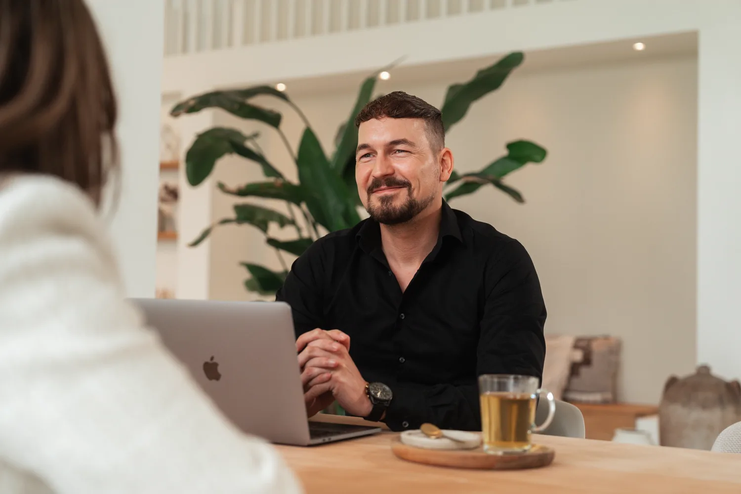 Een gesprek aan tafel bij Blumee op kantoor
